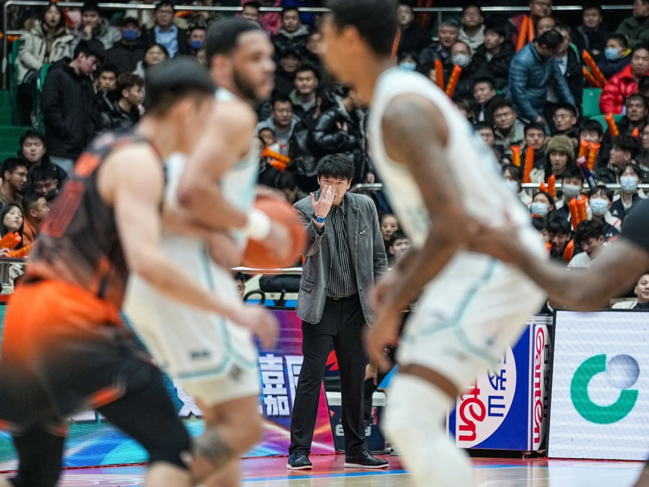 关于排球公开赛掀起高潮，辽东雷豹队逆转祁连雄狮队，高压逼抢奏功——冲刺阶段不容有失的信息